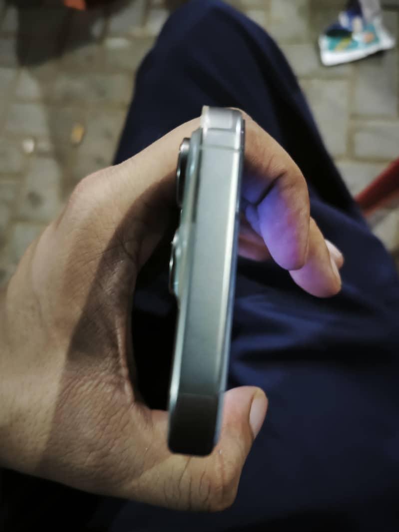 Apple iPhone 16 Pro 2
