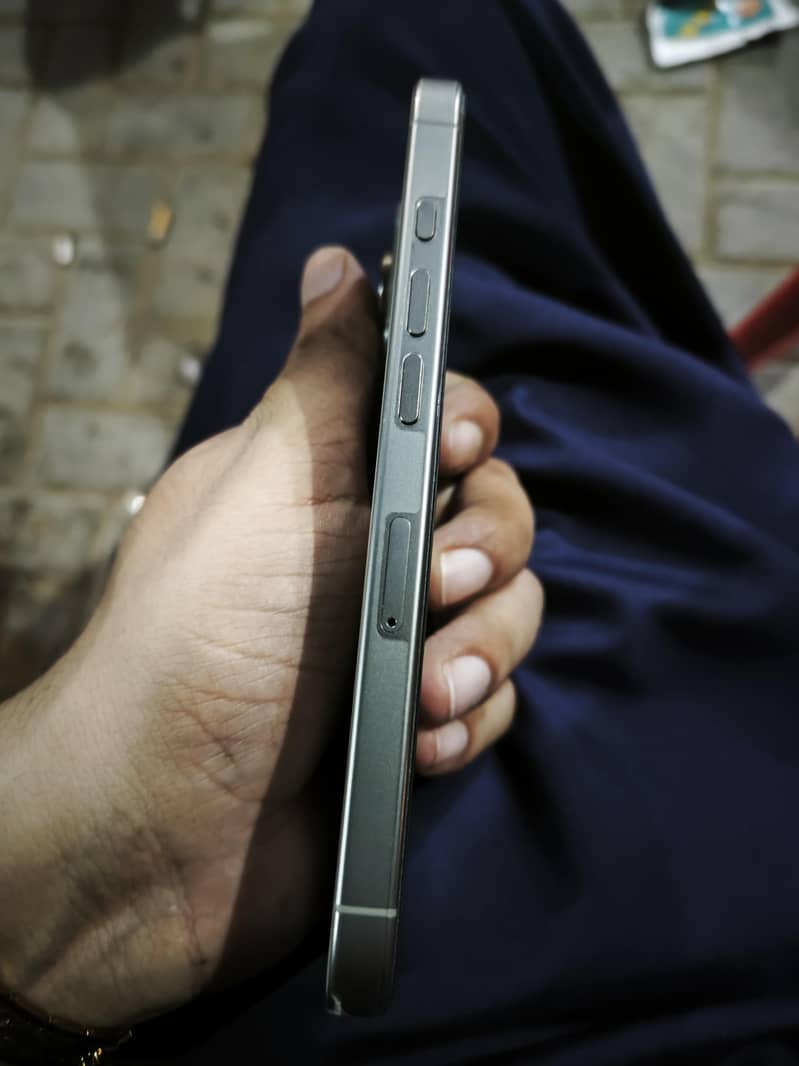 Apple iPhone 16 Pro 3