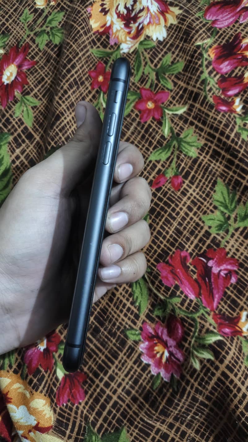 Apple iPhone 11 4
