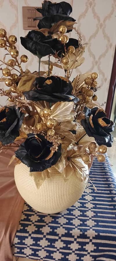 Decoration Vase with Flowers (Condition 10/10)