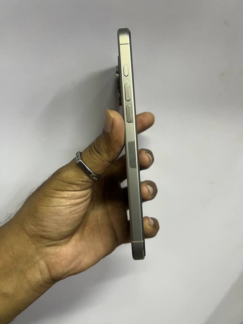 Apple iPhone 16 Pro Max 1