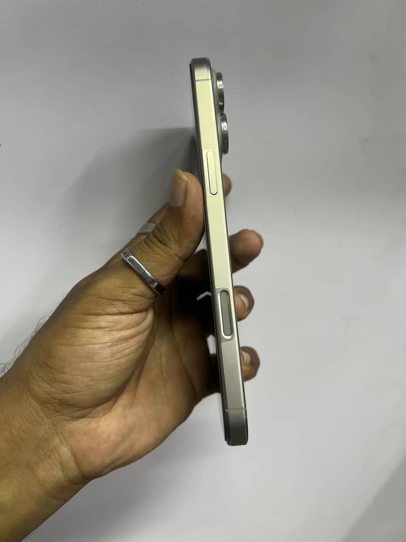Apple iPhone 16 Pro Max 2