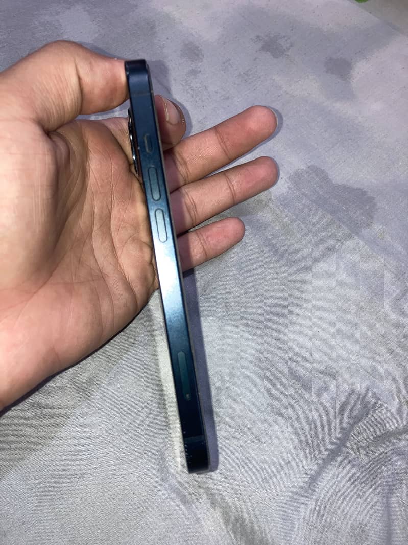 Apple iPhone 13 8