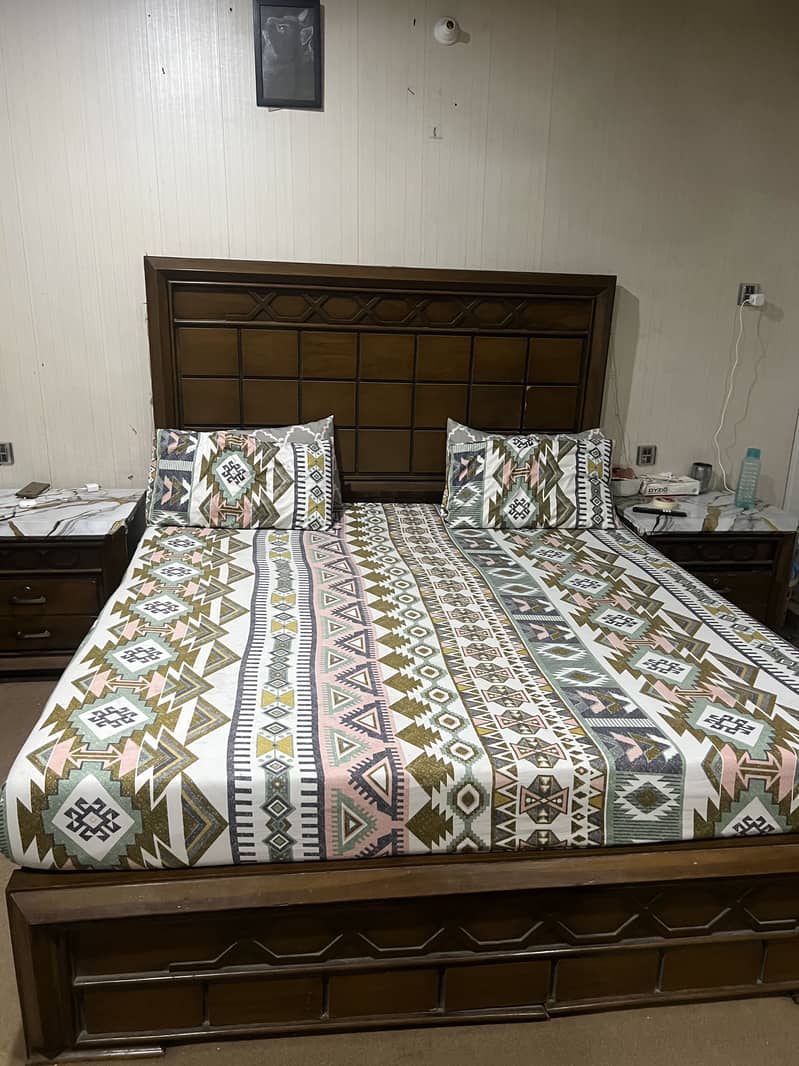 King Bed With 2 Side-tables And 3,2,1 Sofas Set 0