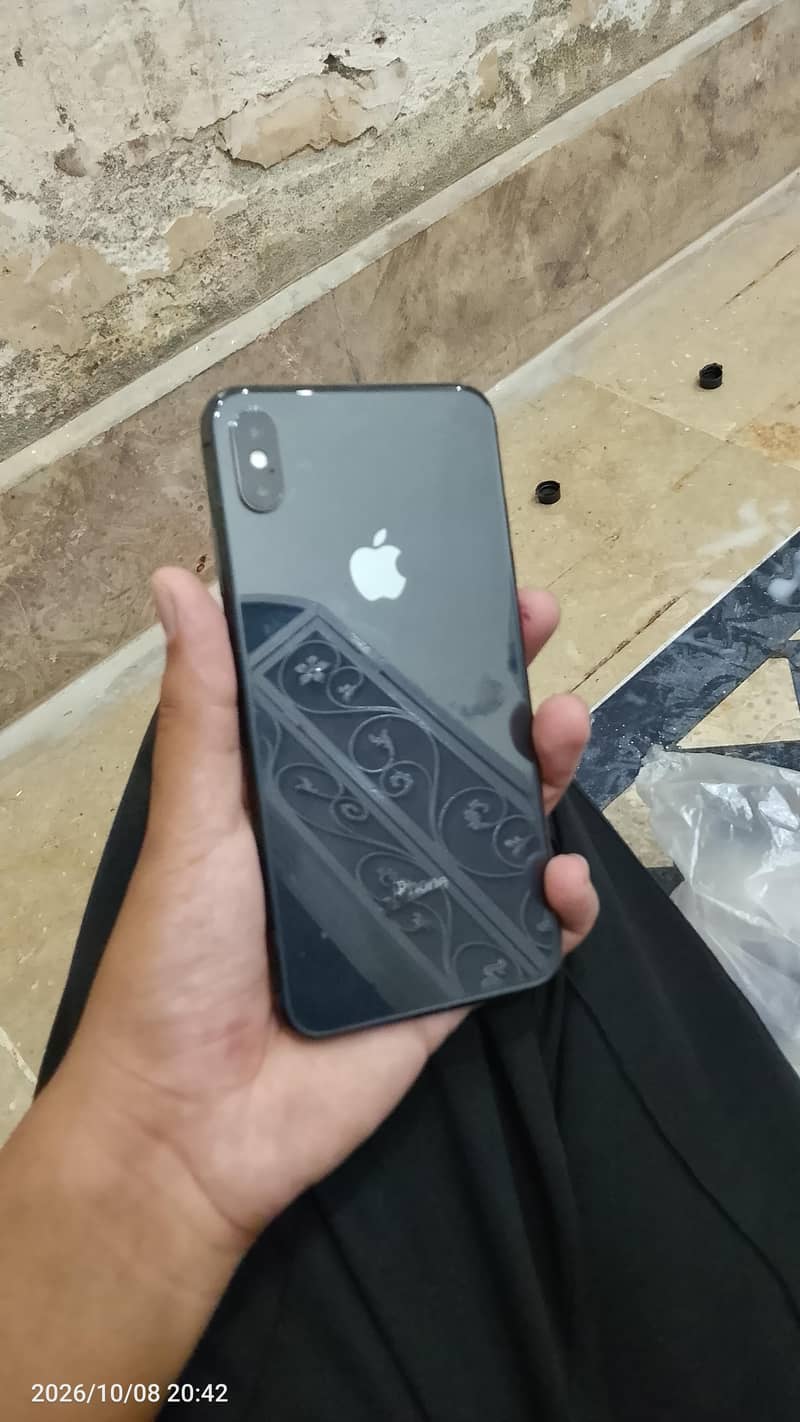 Apple iPhone XS Max 1