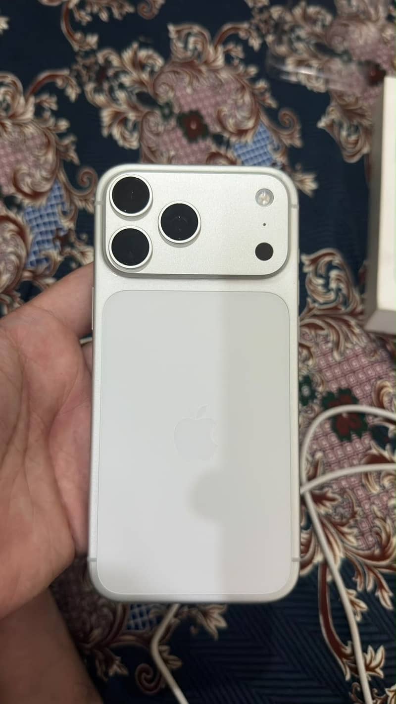 Apple iPhone 17 Pro Max 4