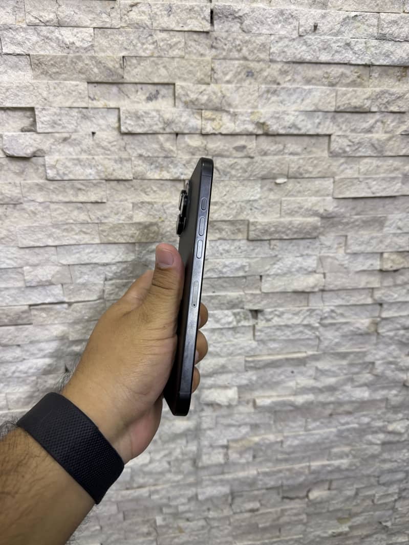 Apple iPhone 16 Pro Max 4