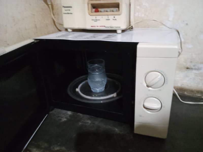 good condition microwave 1