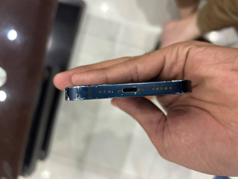 Apple iPhone 12 4