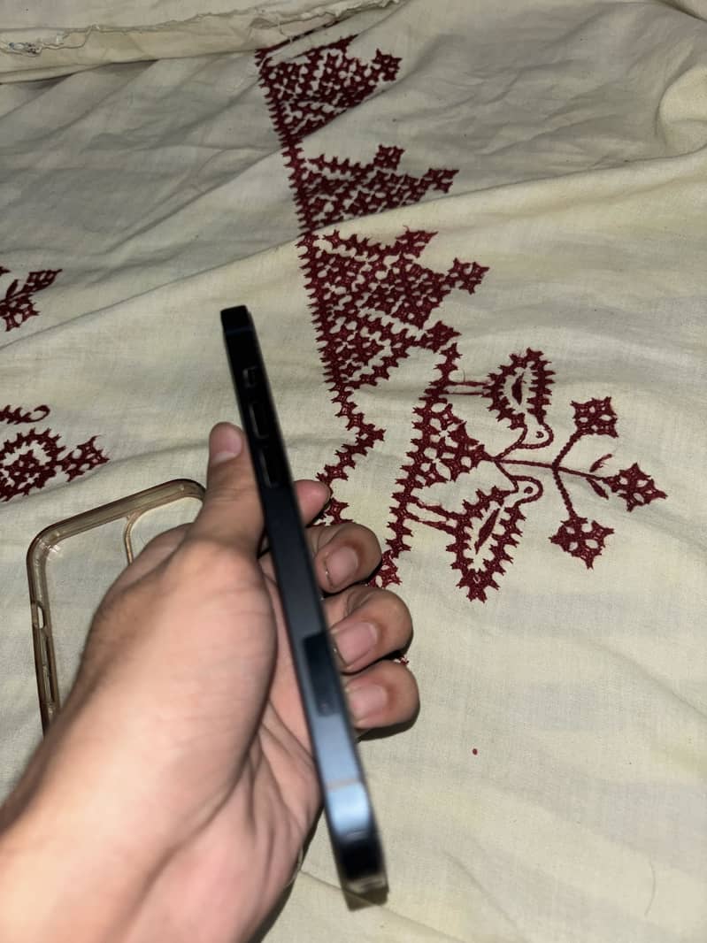Apple iPhone 13 2