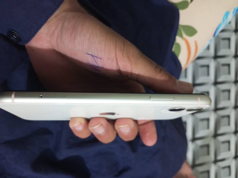 Apple iPhone 11 4