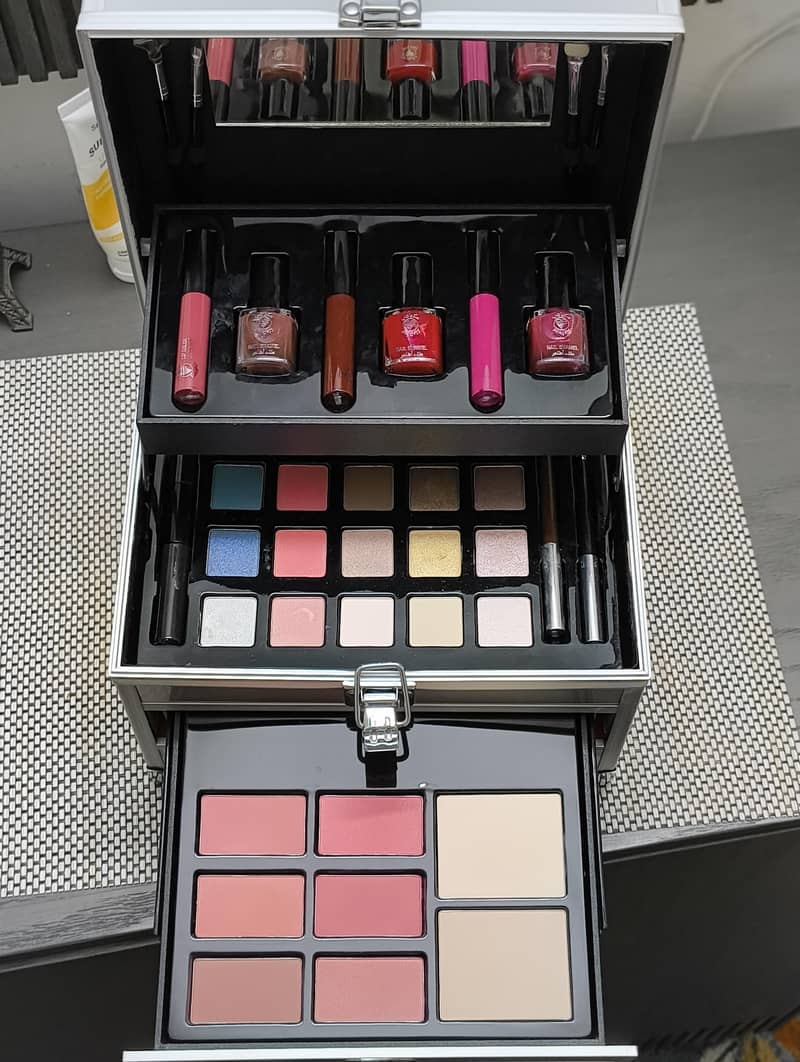 makeup box 9
