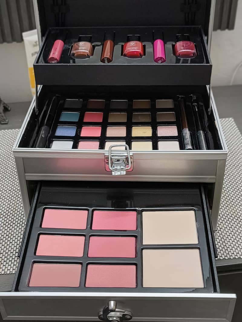 makeup box 11