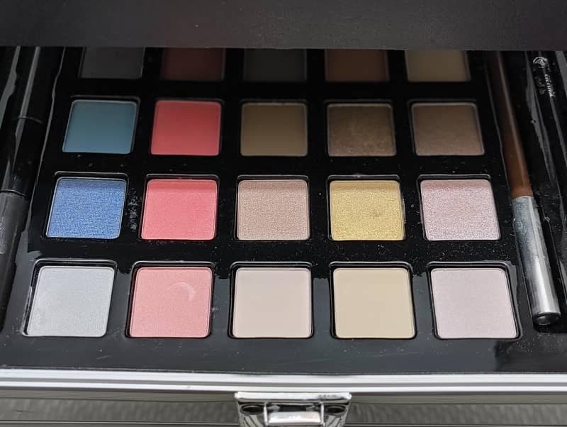 makeup box 12