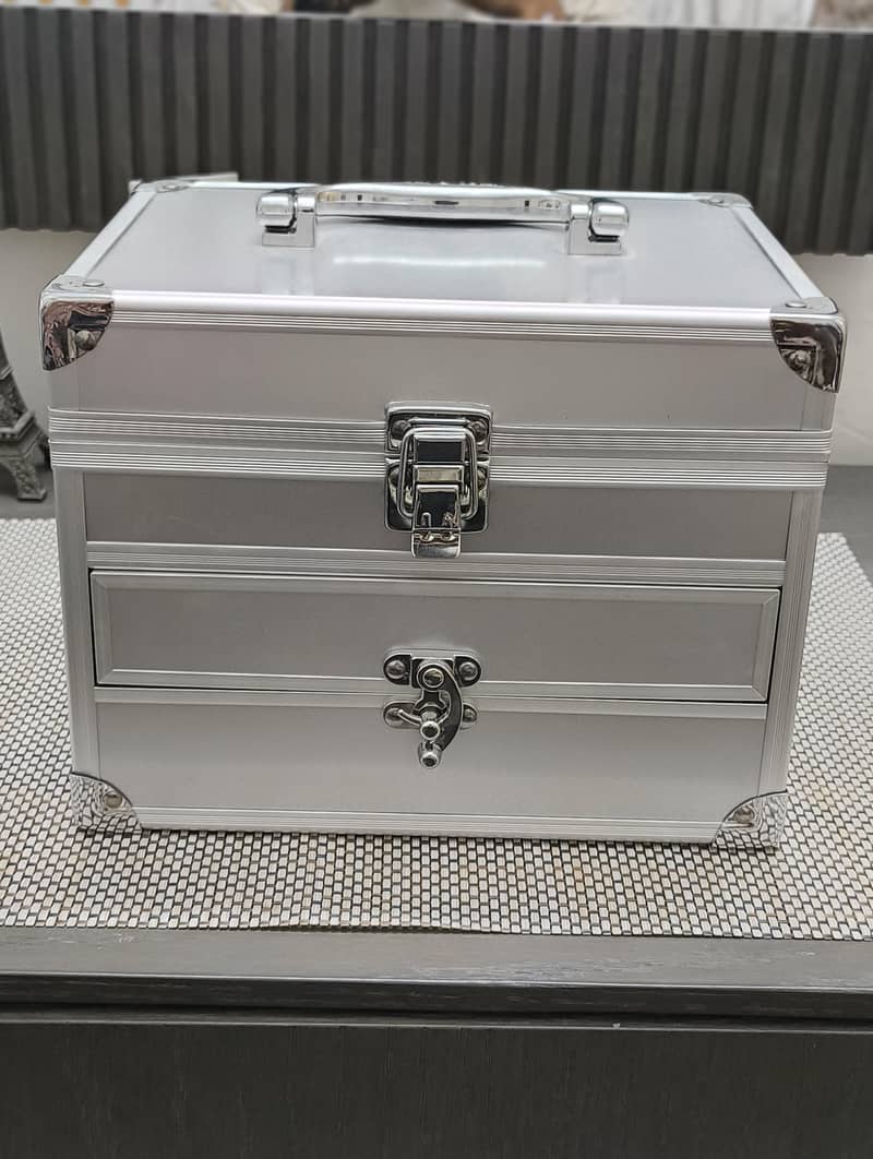 makeup box 13