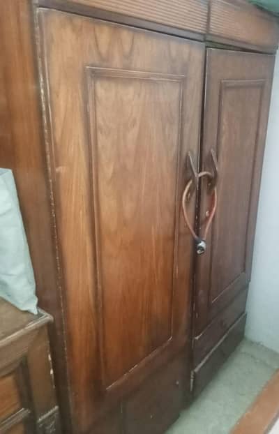 separate 2 Almaari    And 6 ft peeti