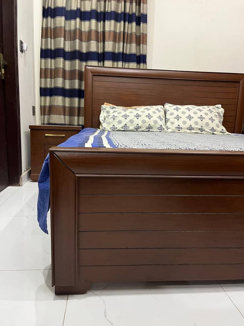 Queen size complete bed set without mattress 2