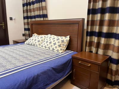 Queen size complete bed set without mattress