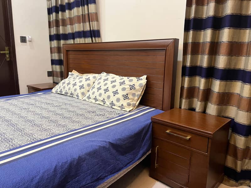 Queen size complete bed set without mattress 4