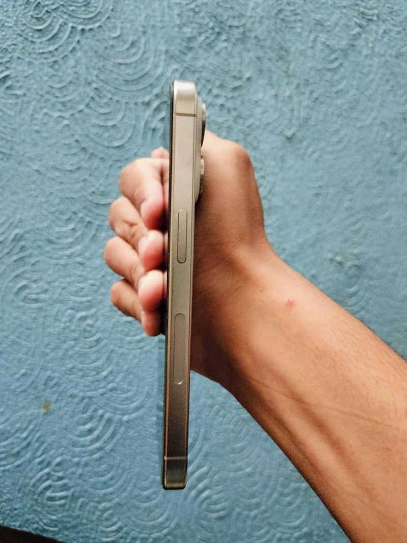Apple iPhone 15 Pro 4
