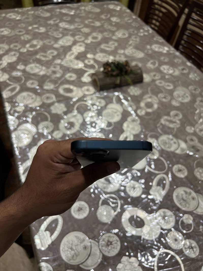 Apple iPhone 13 5