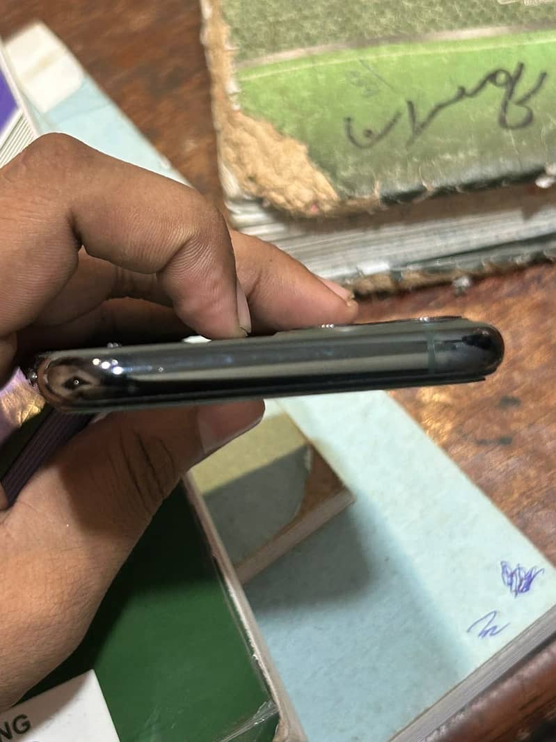 Apple iPhone 11 Pro 4