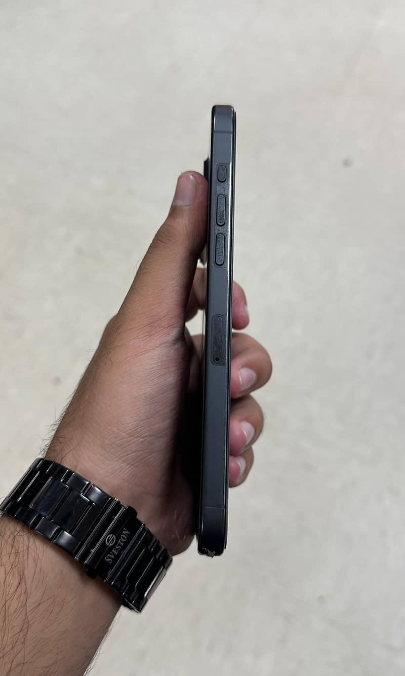 Apple iPhone 15 Pro Max 4