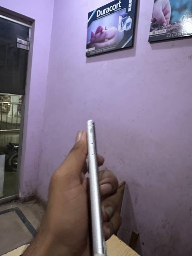 Apple iPhone 11 4