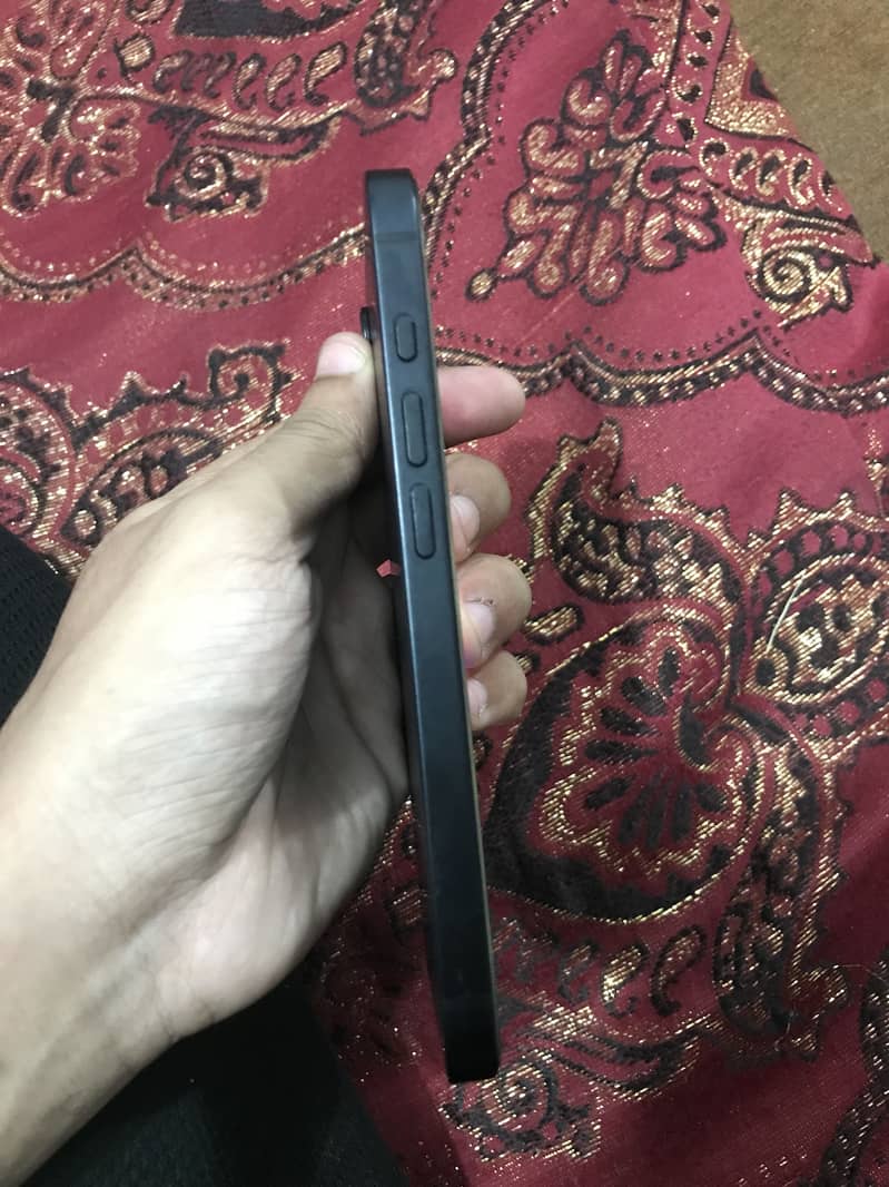 Apple iPhone 16e 2