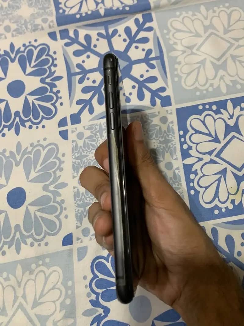 Apple iPhone 11 4