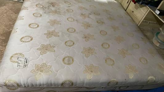 Spring mattress in balanced shape