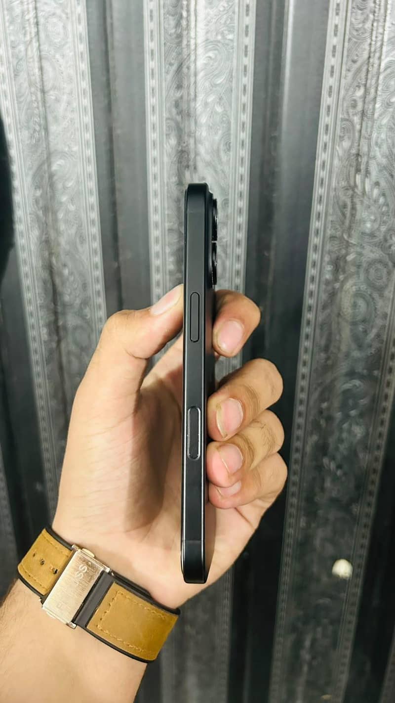Apple iPhone 16 3