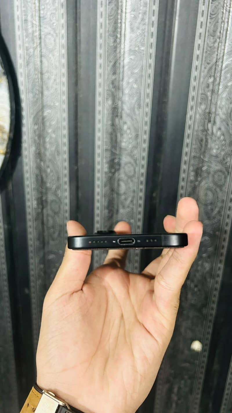 Apple iPhone 16 4