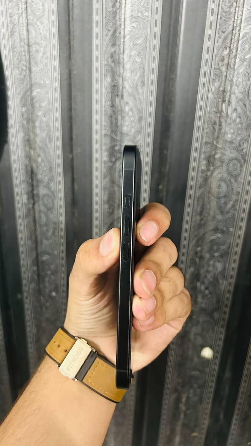 Apple iPhone 16 5