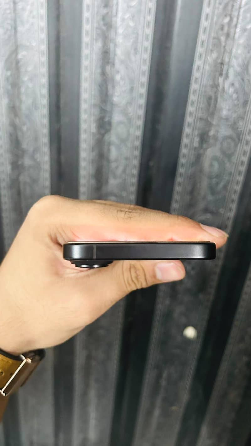 Apple iPhone 16 6