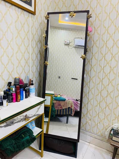 Sliding Mirror Dressering Table like Fresh piece, only 5 month used