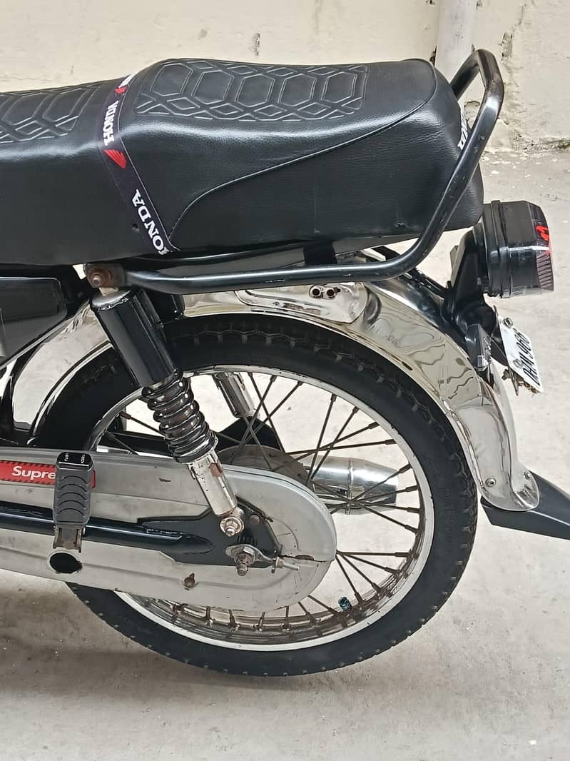 Motorcycle CD70 7