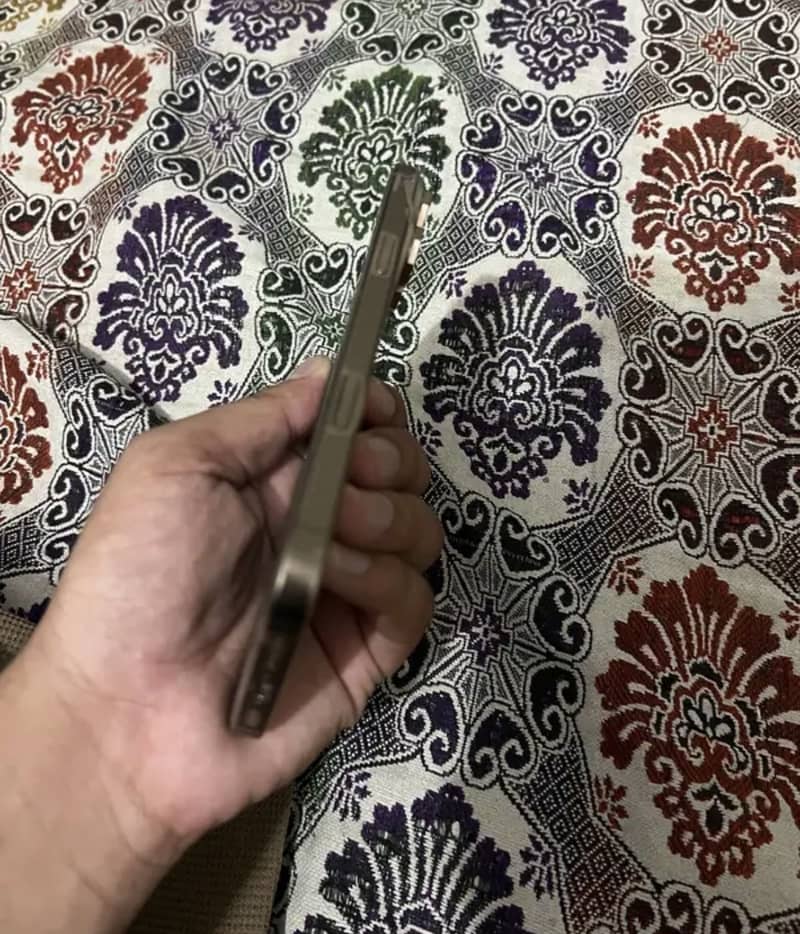 Apple iPhone 16 Pro Max 0