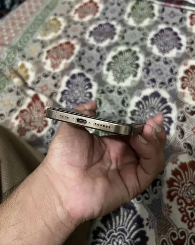 Apple iPhone 16 Pro Max 3