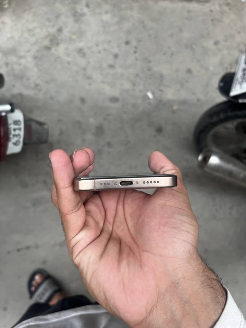 Apple iPhone 16 Pro 0