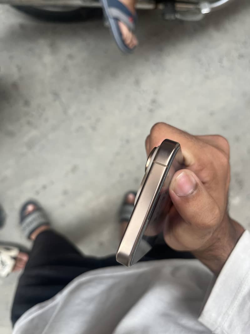 Apple iPhone 16 Pro 1
