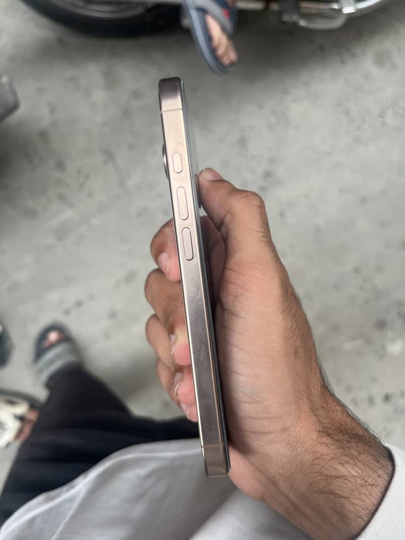 Apple iPhone 16 Pro 2