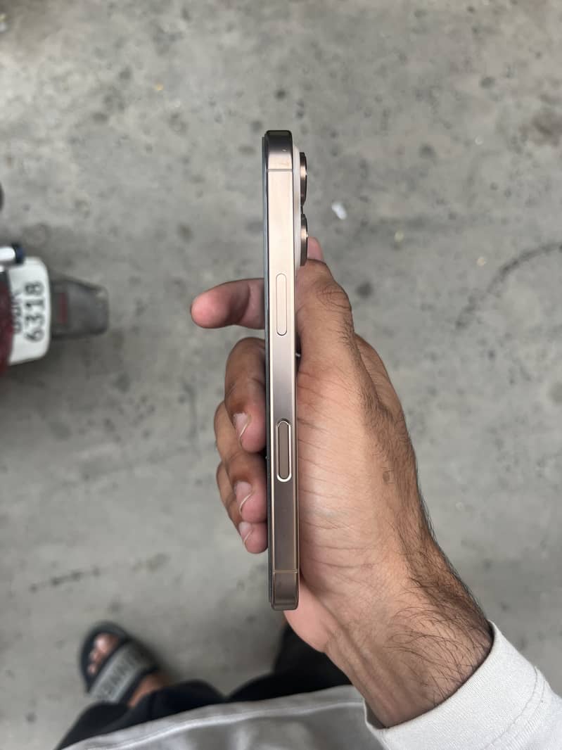 Apple iPhone 16 Pro 3