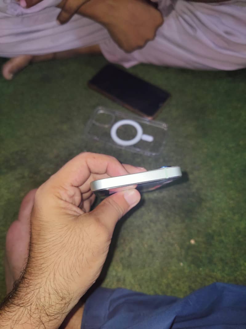 Apple iPhone 12 4