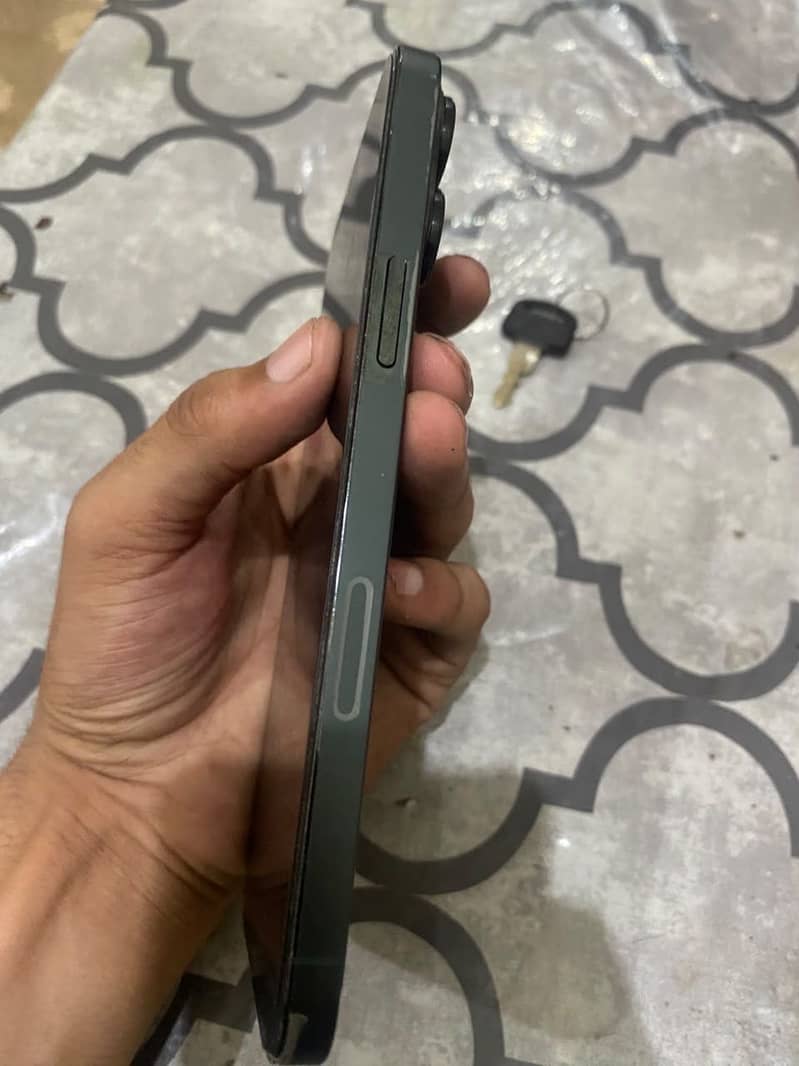 Apple iPhone 13 Pro Max 4