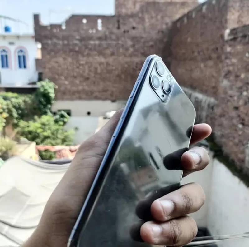 Apple iPhone 11 Pro Max 1