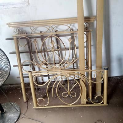 I m selling My home used bed iron without mattress