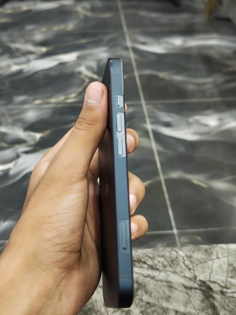 Apple iPhone 13 5