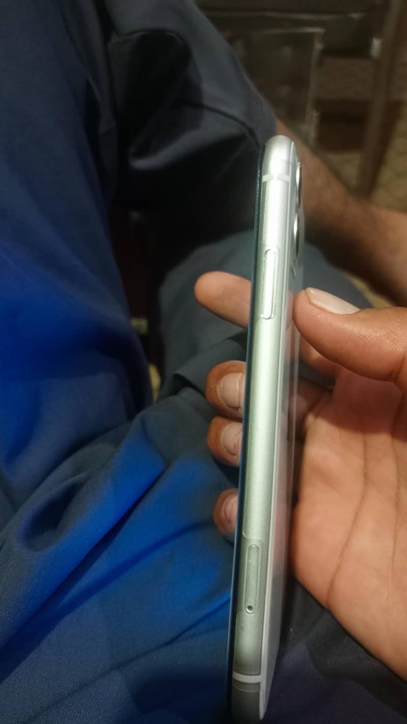 Apple iPhone 11 4