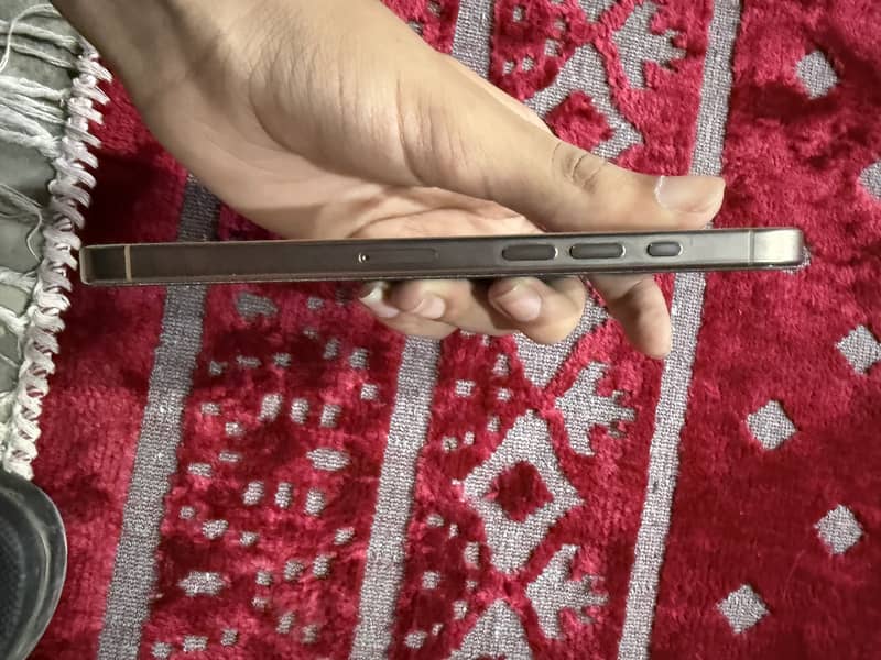 Apple iPhone 16 Pro Max 4
